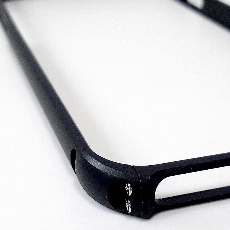 アルミバンパー ブラック スマホケース シンプルデザイン iPhone 7 / 8 / SE 対応